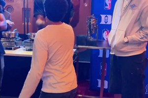 WNBA球星索菲-坎宁安今天在UFC现场客串了一把举牌女郎...
